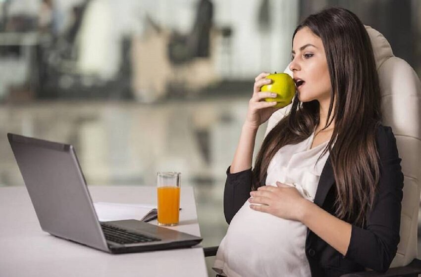  Important Health Tips For Pregnant Women Who Are Working